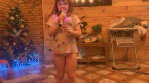 Дети поют в микрофон.