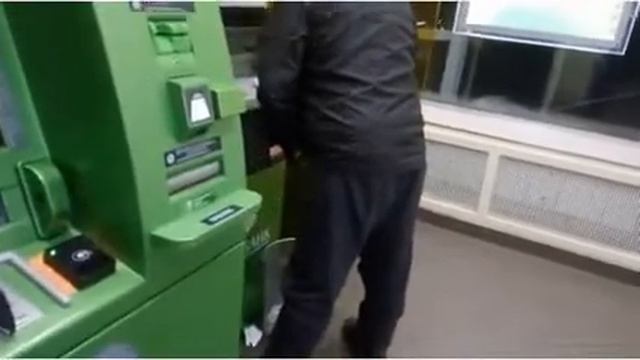 Бомж помочился на банкомат сбербанка. Ростов-на-Дону, Большая Садовая 34Б. 22.11.2017 23_30