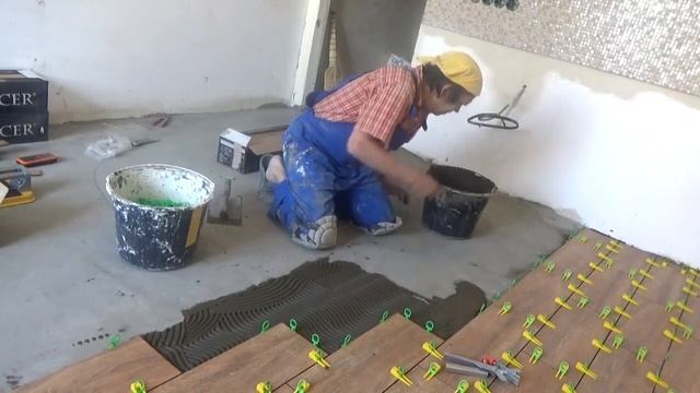 Укладка напольной плитки на кухне под паркет с СВП