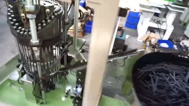 Сборочный автомат дюбеля с пластиковым шурупом M8x120 мм смотреть онлайн