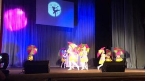 Танец с зонтиками