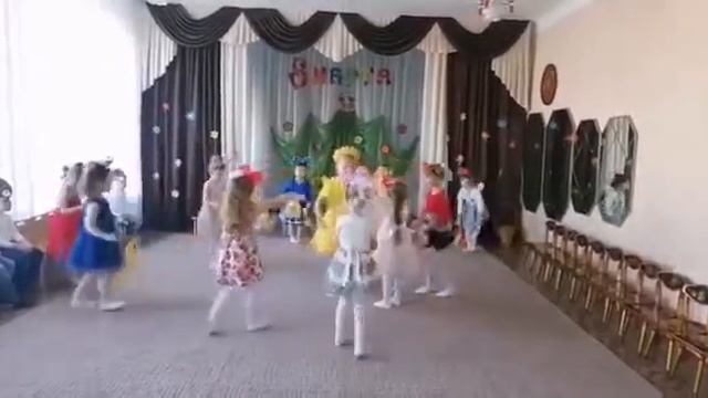 Танец Солнышка и лучиков. Дет.сад № 3 Солнышко г.Новошахтинск смотреть онлайн