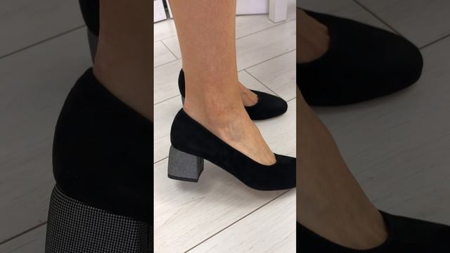 Туфли лодочки черные велюровые на низком каблуке (7403). Цена: 56 у.е. смотреть онлайн