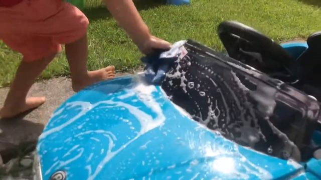 WOW! ?Домашняя автомойка! ??Пылесосим и моей грязную машину BMW. Макар и Леон Mini Banda live смотреть онлайн