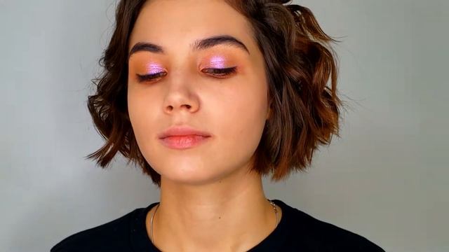 Яркий макияж с акцентом на губы для молодой девушки смотреть онлайн
