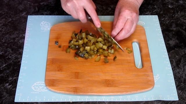 Царский салат с крабовыми палочками и кукурузой с добавлением огурца и яиц смотреть онлайн