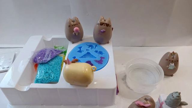 К кошечке на день рождение пришли друзья! Все вместе делают фигурки из plastic fantastic! смотреть онлайн