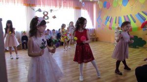 Утренник в садике к 8 марта. Девочки танцуют под Щелкунчика П И Чайковского