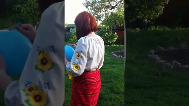 девочка под гелием.Шарики с гелием,с днем рождения смотреть онлайн