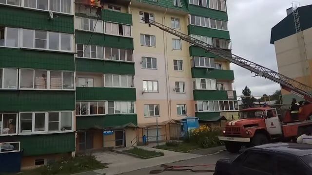 Свердловская 2б. Пожар в квартире на 5 этаже. Работа спасателей. смотреть онлайн