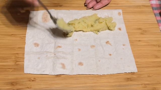 Пироги с малиной и кокосовыми стружками