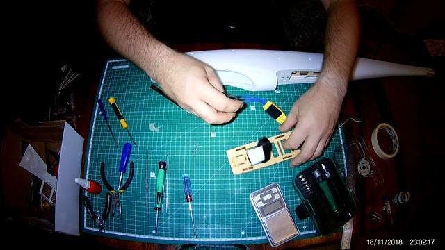 Phoenix 1600 EPO. Ставим мотор, регулятор и приемник.