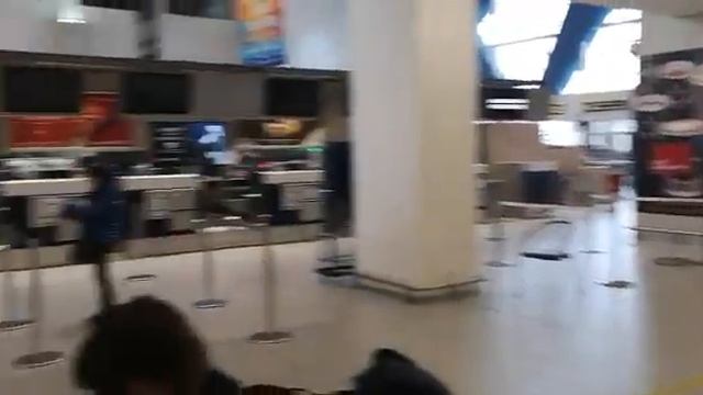Sute de romani se intorc in Italia, 20 Martie aeroport Bucuresti смотреть онлайн