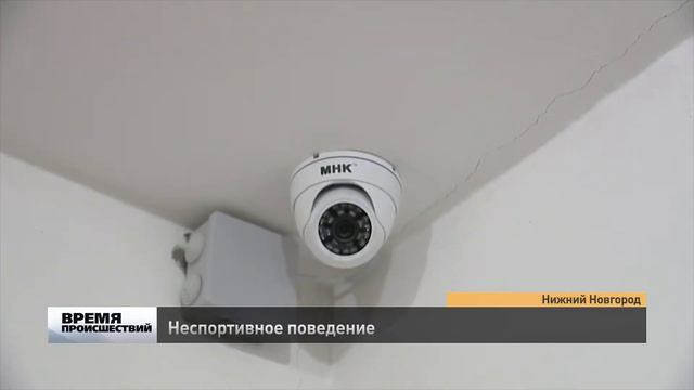 Нижегородец разбил дверь в подъезде новостройки смотреть онлайн