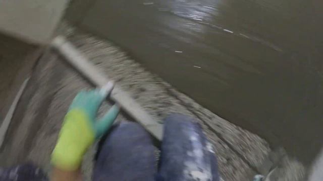 Стяжка сыпется, крошится. Как укрепить стяжку. Самовыравнивающаяся смесь (нивелир) под правило. смотреть онлайн