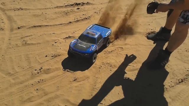 Traxxxas F150 стоковый (рейд по песку) смотреть онлайн