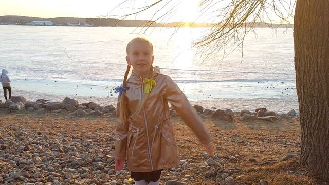 Жуковская Алеся (7 лет), читает "РАДОСТЬ" смотреть онлайн