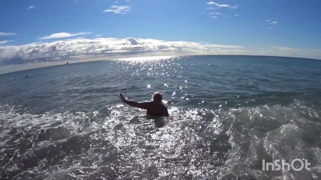Лазаревское/2021окт/пляж Дельфин/купаемся в море/вода 22'С смотреть онлайн