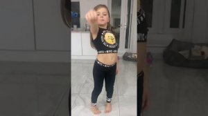 Tina dançando
