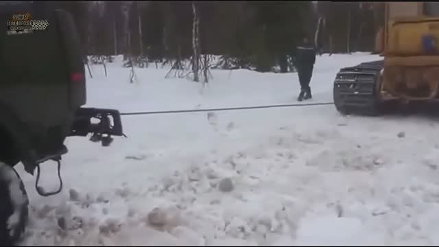 Вытаскиваем бульдозером грузовик КамАЗ с прицепом из снежного плена. смотреть онлайн