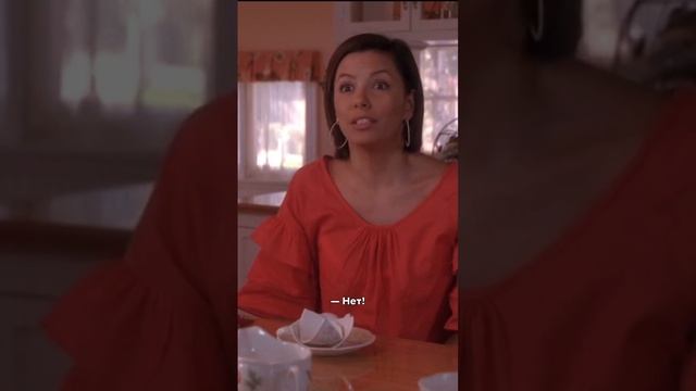 Поняла, что подруга немного недоговаривает ? #отчаянныедомохозяйки #комедия #жиза #кино #подруги смотреть онлайн