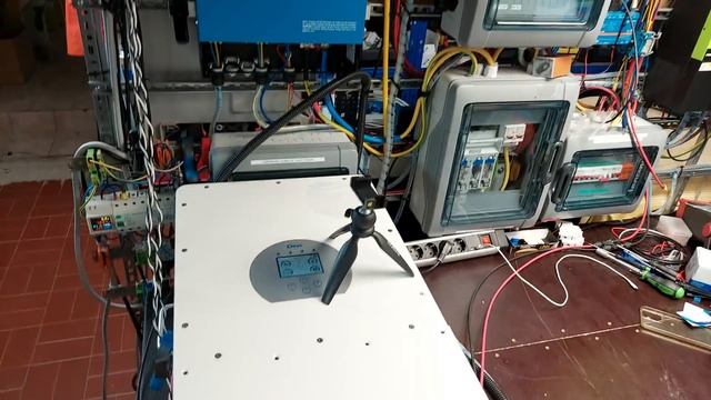 DEYE Inverter kann sogar Micro grid - im Off grid mit normalen netzparallel Inverter! смотреть онлайн