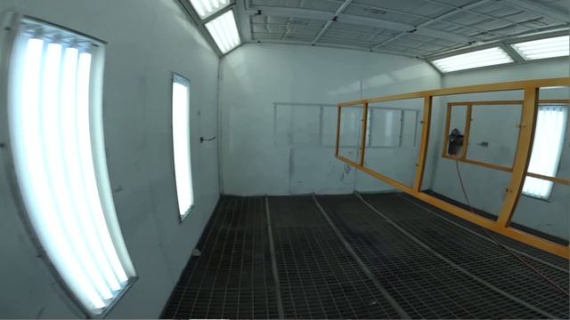 Крашу золотым цветом ширму из профиля