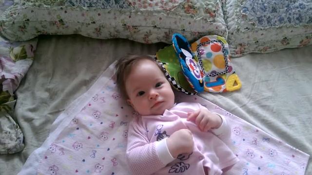 Как научить ребенка переворачиваться? Играет в развивающую игрушку - книжка для моторики пальцев. смотреть онлайн