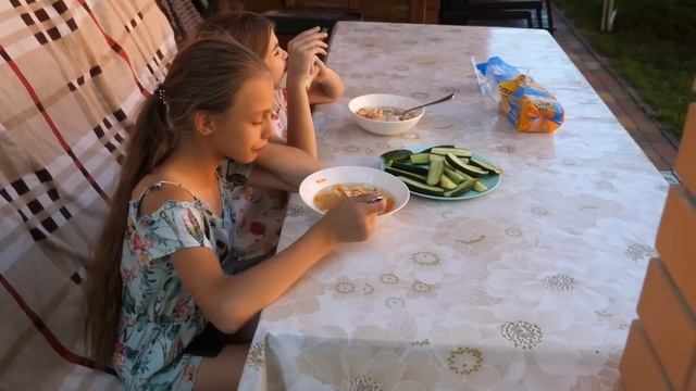 VLOG Весь день во дворе с Дашей смотреть онлайн