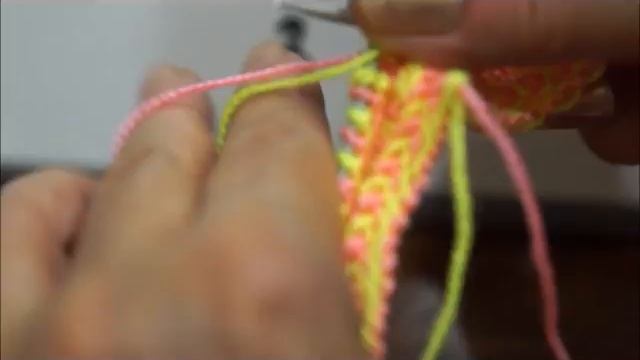 Кайма жаккардом спицами. Обвязка края спицами. Часть 2. смотреть онлайн