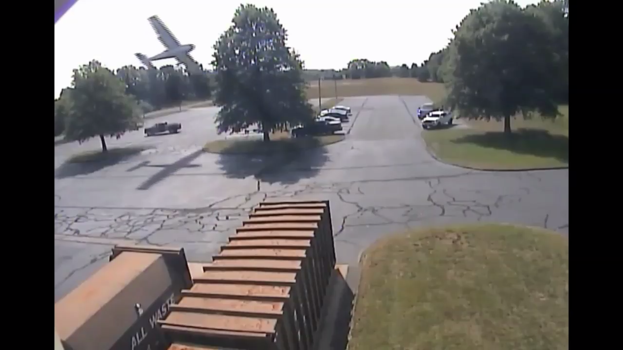 Крушение самолета на парковке смотреть онлайн