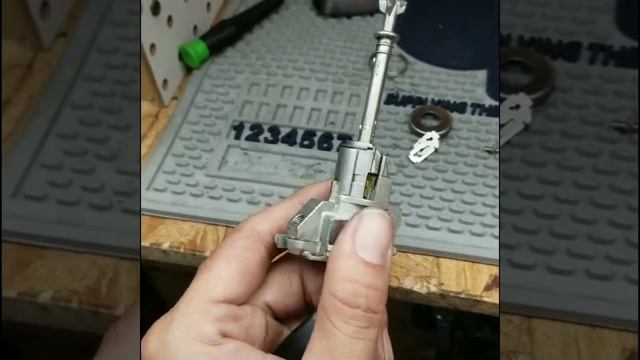 Rekey Toyota driver door lock to match with ignition. смотреть онлайн