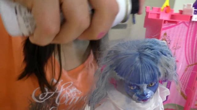 Салон красоты для кукол Monster High и Regal Academy Ангела Ева красят волосы куклам смотреть онлайн