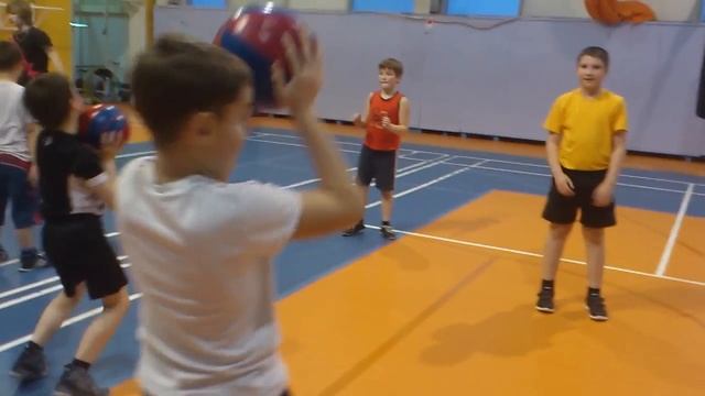 Бокс.Работа с набивными мячами.Boxing. Work with stuffed balls. смотреть онлайн