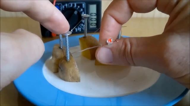 КАРТОФЕЛЬНАЯ БАТАРЕЙКА 4,5 Вольта из Одной Картошки смотреть онлайн