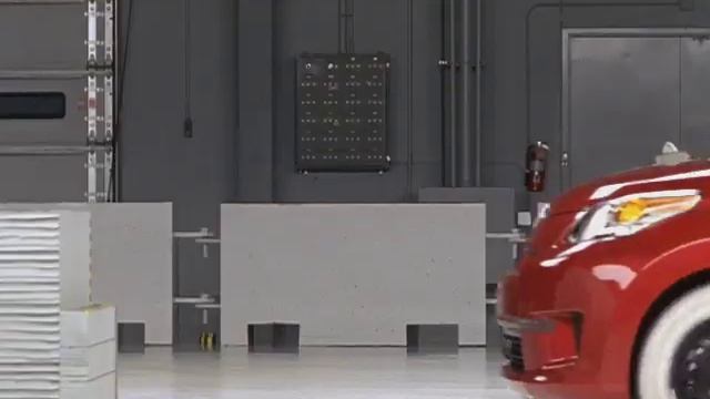 2008 Scion xD moderate overlap IIHS crash test смотреть онлайн
