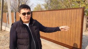 Изготовление и монтаж забора из металлического сайдинга под дерево.