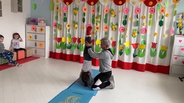 Занятие гимнастикой. Обучение стойке на руках смотреть онлайн