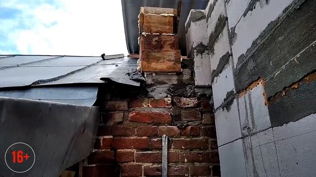 Стропила делали сами.Фронтоны подправлены.Переходим на укладку железа.Крыша