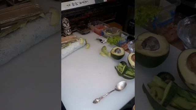 Нарезка Авокадо на Ролл. Украшение Роллов смотреть онлайн