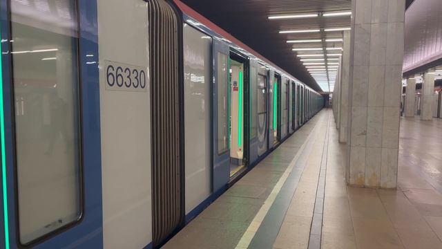 Электропоезд 81-765/766/767 «Москва» на станции «Бульвар Рокоссовского» смотреть онлайн