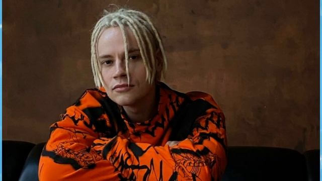 "ПОКАЗНОЙ" ПАТРИОТ - КОЛЛЕГА ШАМАНА РАССКАЗАЛ, ЧТО ПЕВЕЦ НЕ ХОЧЕТ ПЕТЬ В ГОРЯЧИХ ТОЧКАХ смотреть онлайн