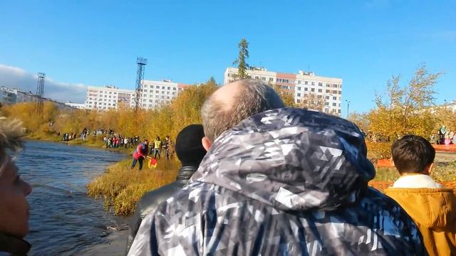 Гонки на снегоходах по воде. Новый Уренгой. смотреть онлайн