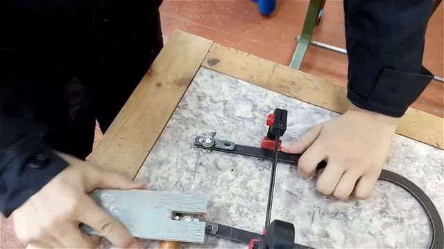 Пятиклассники выпиливают лобзиком