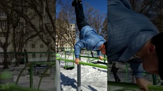 Отжимания на брусьях в стойке на руках. смотреть онлайн