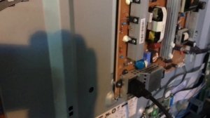 Samsung PS43d450a2w  Темные пятна и цветной шум .