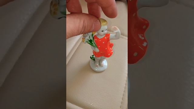 Фарфоровая статуэтка "Привет"(Девочка с цветами, На парад) из серии "счастливое детство".ЛФЗ. 1960г смотреть онлайн