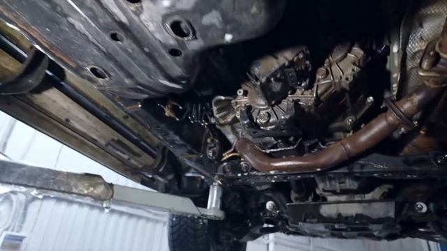 Как выглядит Toyota Prado 2007 года на подъёмнике смотреть онлайн