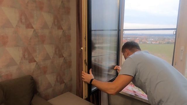 Мойка окна с использованием стеклоочистителя KARCHER W50 смотреть онлайн