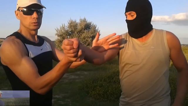 Самооборона.Как поймать руку и руки противника, сделать болевой, а потом и прием. смотреть онлайн